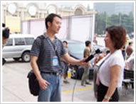 央视记者现场采访中国婚博会组委会秘书长